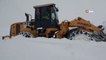Van-Bahçesaray yolu yoğun kar yağışı nedeniyle ulaşıma kapandı