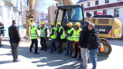 Tunceli Vali Sonel'den Yıkım Kararı Verilen Eski Sgk Binasına İlk Kepçe
