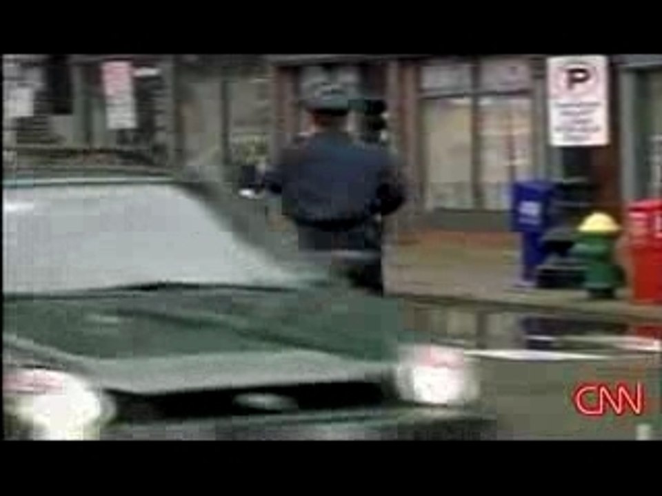 Ce policier aime son job !