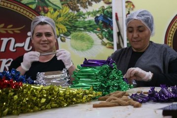 Manisalı 15 Kadın Saçılacak 6 Ton Mesir Macunu İçin Gece Gündüz Çalışıyor