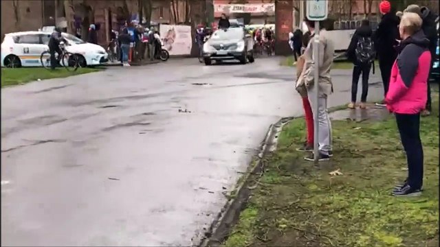 Quand une voiture freine brusquement au départ d'une course cycliste
