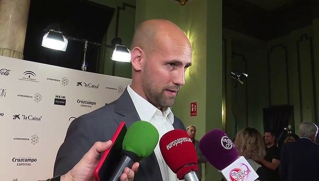 La recomendación de Gonzalo Miró para Malú y Albert Rivera