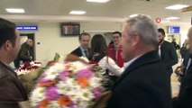 Avrupa şampiyonu Nisanur'a havaalanında çiçeklerle karşılandı