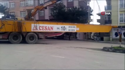 Bağlı olduğu tırdan düşen vinç, yolun kapanmasına neden oldu