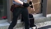 Artista de rua toca “Shallow” de Lady Gaga de forma impressionante!