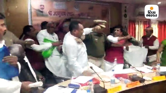 ભાજપ સાંસદે પગમાંથી ચંપલ કાઢ્યા અને ભાજપના જ MLAને ઢોર માર માર્યો