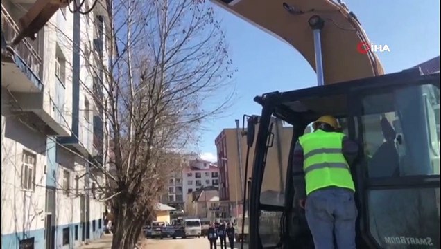 İş makinesinin direksiyonuna geçen Vali Sonel, 40 yıllık riskli binanın yıkımını başlattı