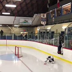 Ces jeunes joueurs de hockey font face à un obstacle de taille d'entrée