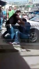 Taxistas se agarran a golpes