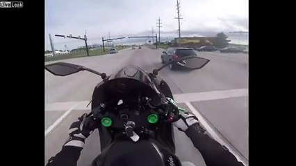 Ce motard fait n'importe quoi... et finit par se prendre une voiture à pleine vitesse !