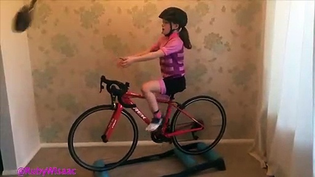 Elle fait des crêpes, en équilibre sur un vélo !