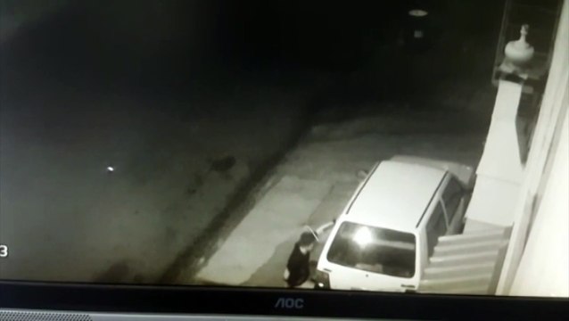 Câmera mostra ladrões furtando carro