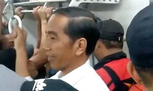 Pulang ke Istana Bogor, Jokowi Naik KRL
