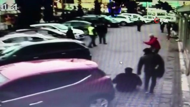 Ümraniye’de sokak ortasında silahlı saldırı kamerada