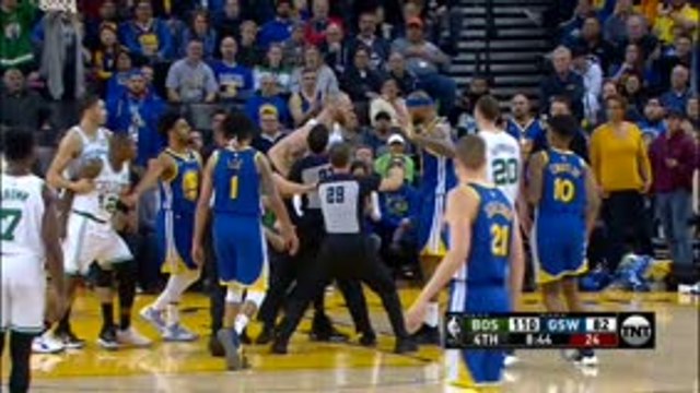 لقطة: كرة سلة: كازينز ينفعل بشدة بعد ارتكابه خطأ هجوميًا على لاعب سلتيكس