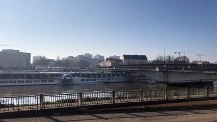 Le Loire Princesse essaie de passer sous le Pont Général Audibert (Nantes)
