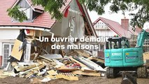 Un ouvrier en colère démolit avec sa tractopelle 5 bungalows en construction !