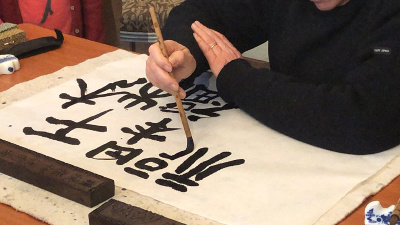Démonstration de calligraphie au musée Quesnel-Morinière