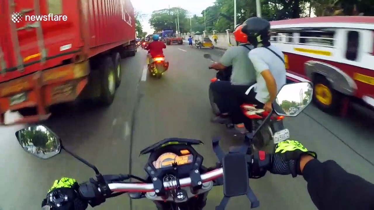 Upsetting scenes as exhausted horse collapses on busy road in the Philippines