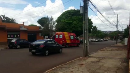 Jovem fica ferido em colisão entre carro e moto no Centro