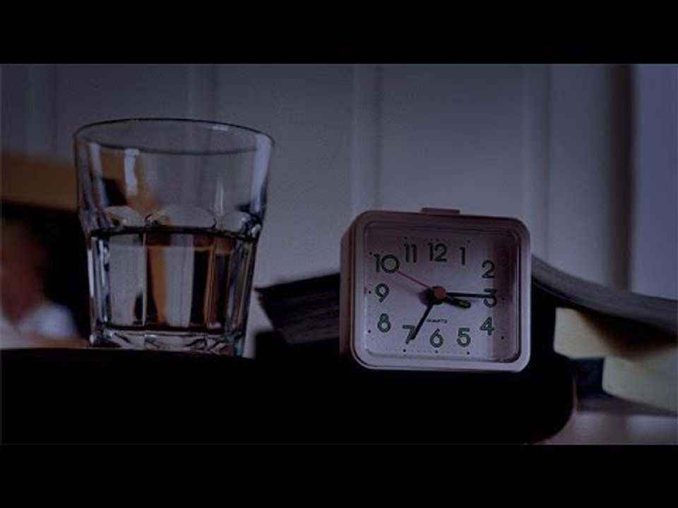 تحذير: لا تشرب الماء المتواجد بجوار السرير نهائي