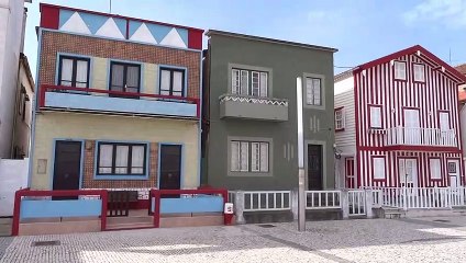 Les maisons de couleurs à Costa Nova, jolie plage avec dunes de sable