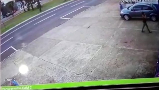 Câmera flagra mulher saindo de empresa com objetos furtados