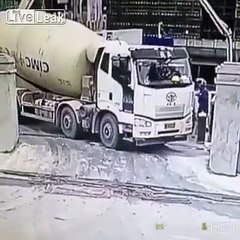 Скачать видео: Et hop... la camion de ciment va disparaitre comme par magie