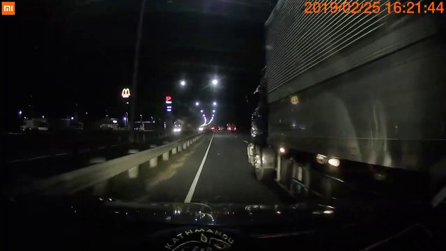 Ce conducteur évite le pire face à un chauffeur de camion endormi