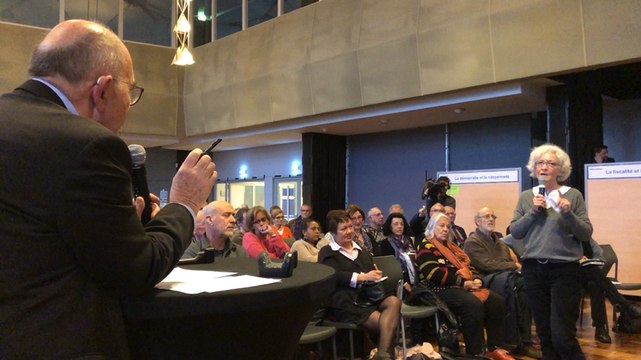 Moins de monde mais plus de tension au Grand débat