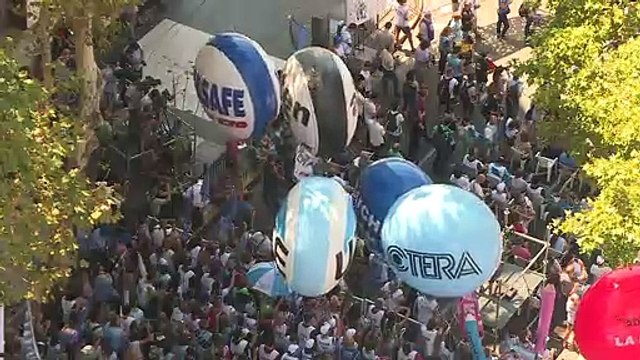 Maestros reclaman aumento de salarios en Argentina