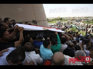 لحظة خروج جثمان نور الشريف من مسجد الشرطة