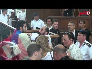 متهم قضية الماريوت يحتضن أسرته من خلف القضبان