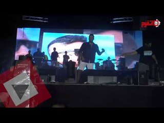 اتفرج| طفل تائه يبكي لمحمد حماقي على مسرح حفل مارينا