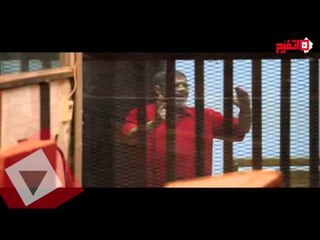 اتفرج| مرسي يطلب الديلفري من داخل قفص المحكمة