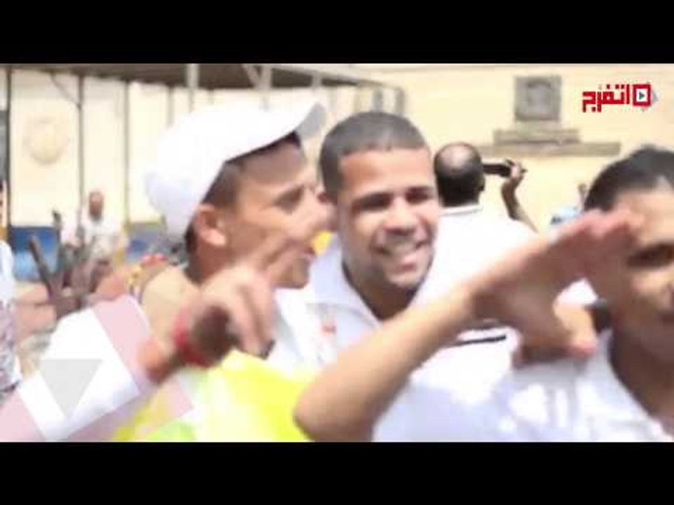 المساجين يهتفون"السيسي رئيسي"بعد العفو عنهم فى العيد
