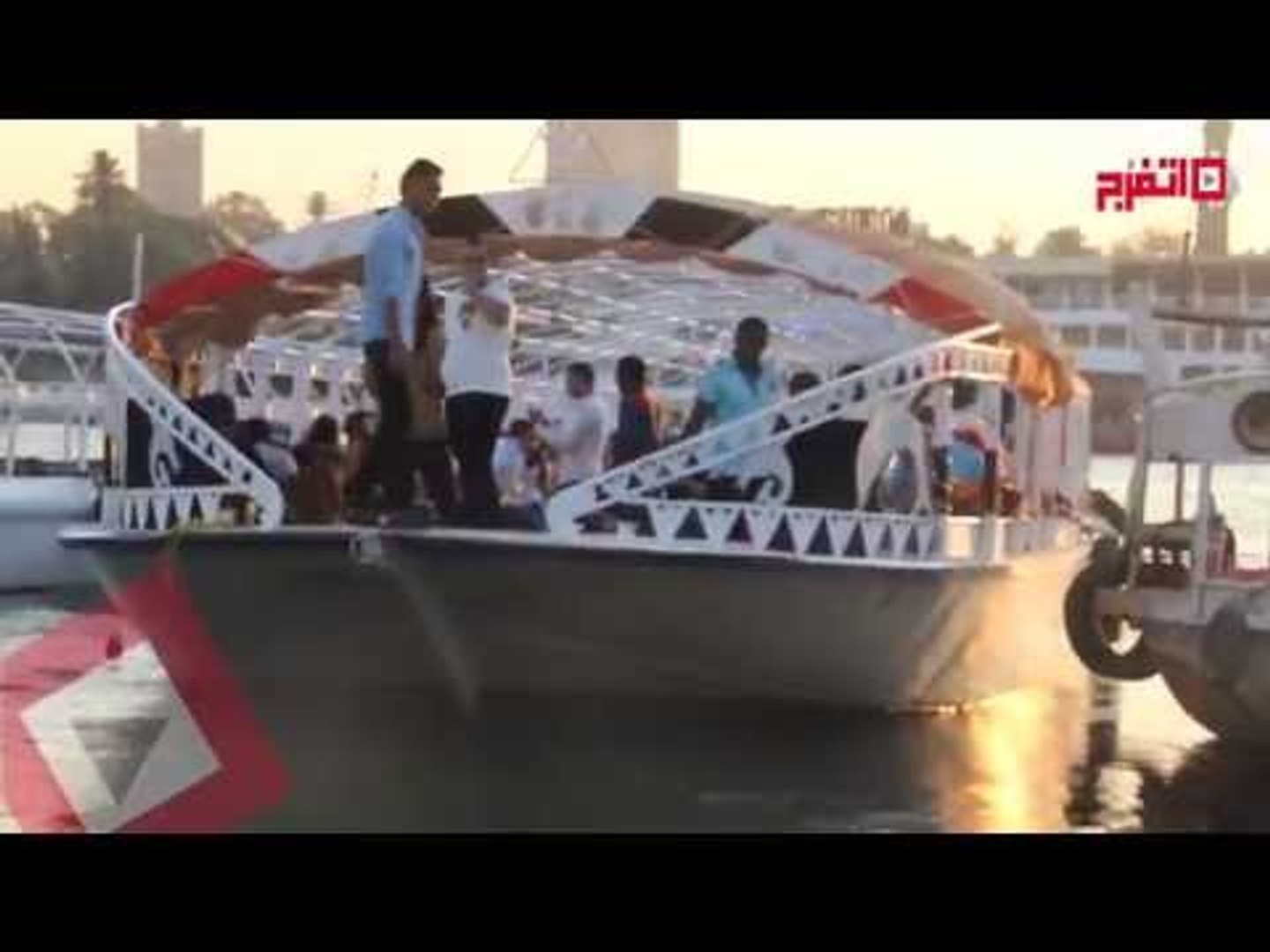 اتفرج| رقص البنات ع المراكب .. شغلانة ولا فسحة؟!