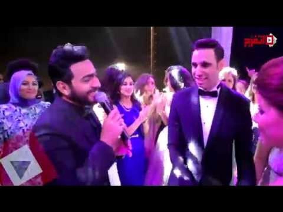 أحمد الشامي يقبل زوجته بأمر من تامر حسني