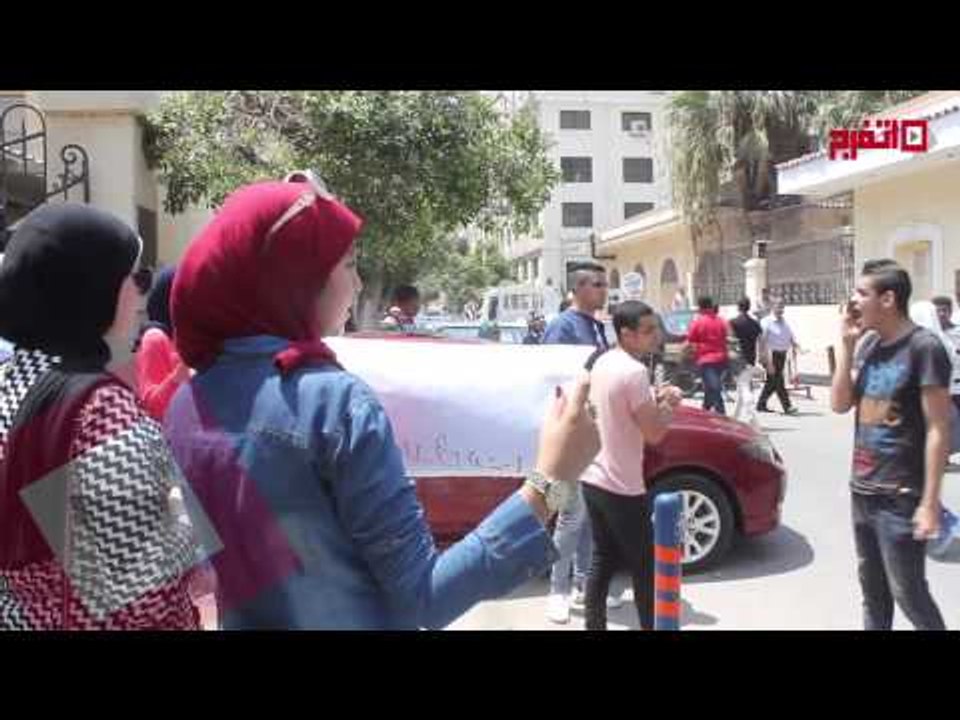 اتفرج | وقفة احتجاجية لطلاب الثانوية العامة أمام وزارة التربية والتعليم