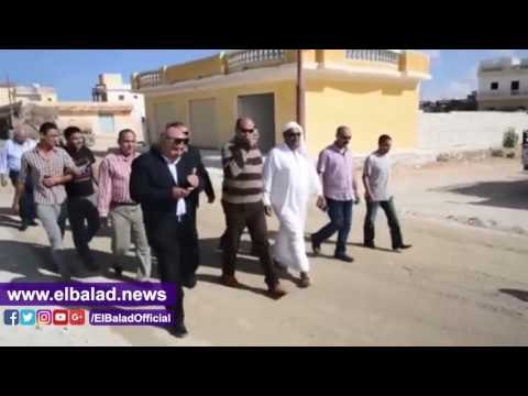 صدى البلد | محافظ مطروح يشارك الاهالي فرحتهم بتمهيد الطرق