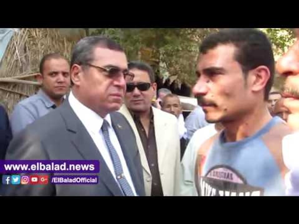صدى البلد | بكاء شقيق شهيد الفيوم أثناء تقبيل المحافظ له