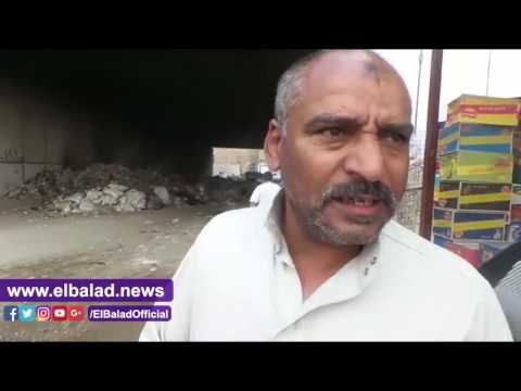 صدى البلد | موظف حي صفط يضبط مواطن يلقي القمامة اسفل الكوبري .. والمواطنون : عاملينها ورديات