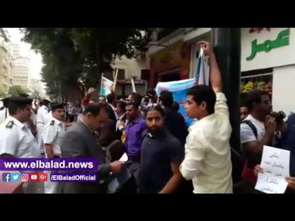 صدى البلد |  حملة الماجستير دفعة 2016 يحتجون أمام الوزراء للمطالبة بالتعيين