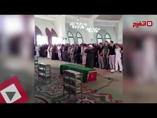 اتفرج | فنانون يصلون على جثمان «الساحر» محمود عبد العزيز بمسجد الشرطة