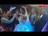 اتفرج | رقص ساندي مع زوجها في حفل زفافها