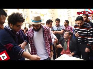 اتفرج | بعد غلاء الأسعار شباب يبيعون الكدب عند مترو الدقي