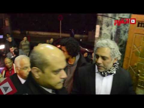 اتفرج| حلمي النمنم ونجوم الفن في عزاء الشاعر سيد حجاب