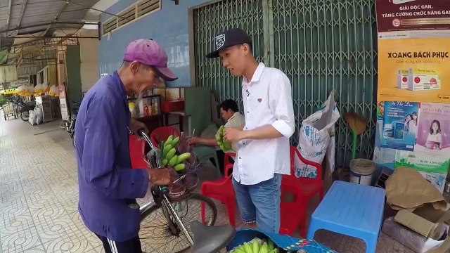 Ông cụ 83 tuổi lưng còng, rong ruổi đạp xe hơn 20km đi bán chuối để kiếm tiền nuôi vợ