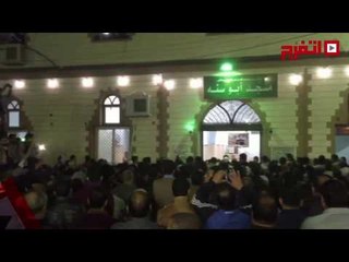 اتفرج| إحتشاد جماهيري في جنازة والد أبو تريكة