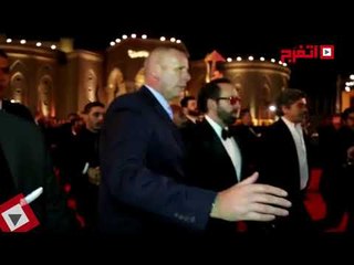 اتفرج | حراسة مشددة لنيكولاس كيدج وسط تزاحم الصحفيين